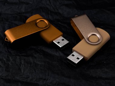 Koyu arkaplanda bir çift renkli kalem sürücüsü