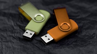 Koyu arkaplanda bir çift renkli kalem sürücüsü