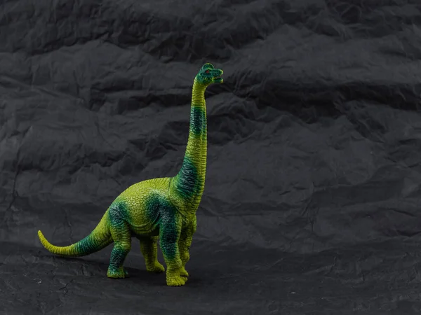黑暗背景下的塑料玩具恐龙 — 图库照片
