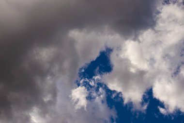 Güneşli bir günde beyaz ve kabarık bulutların bulutları