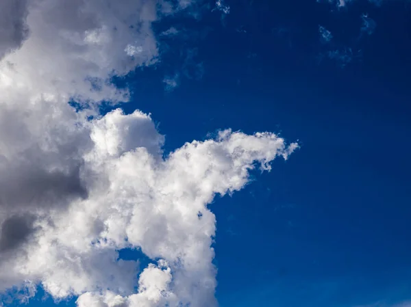 蓝天白云的风景 — 图库照片