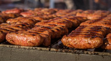 Tabaktaki ızgara sosislerin seçici odağı