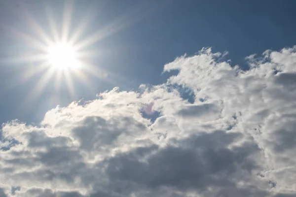 蓝天白云的背光 视野中的太阳 具有耀斑效果 — 图库照片