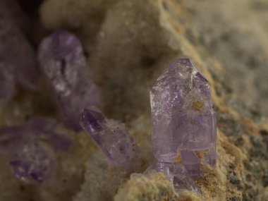 menekşe ametist kuvars kristallerini kapat