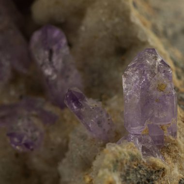 menekşe ametist kuvars kristallerini kapat