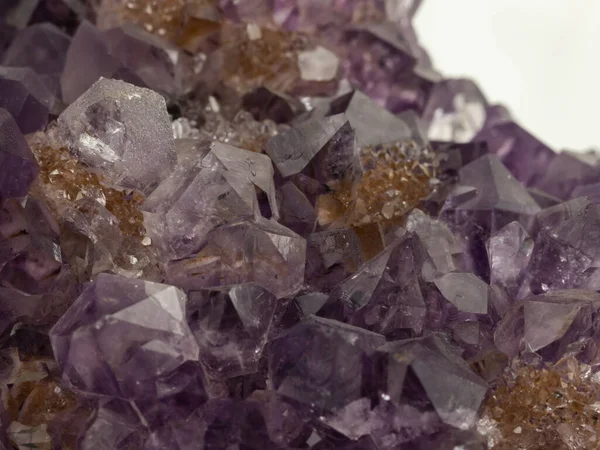 Mineralprobe Aus Violettem Amethyst Mit Nahaufnahme Mehrerer Kristalle — Stockfoto