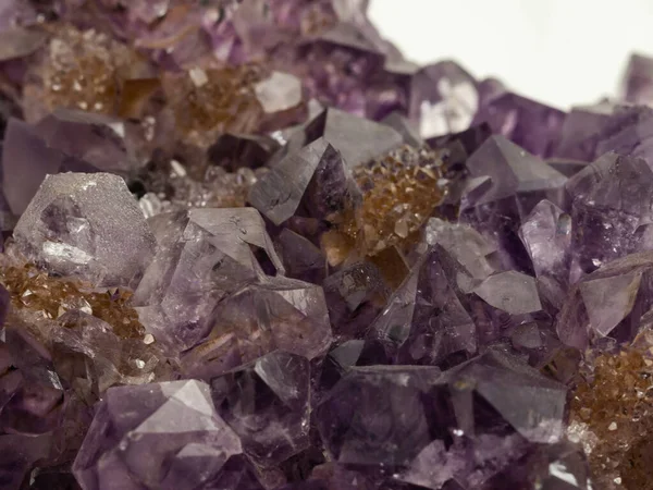 Mineralprobe Aus Violettem Amethyst Mit Nahaufnahme Mehrerer Kristalle — Stockfoto