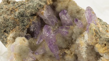 Menekşe mineral ametist kuvars örneği