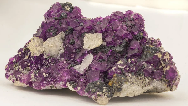 Campione Minerale Fluorite Viola Con Cristalli Cubici Foto Stock Royalty Free