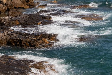 Kuzey İtalya kaya kıyıları, kıyı şeridi, güneşli gün, mavi deniz