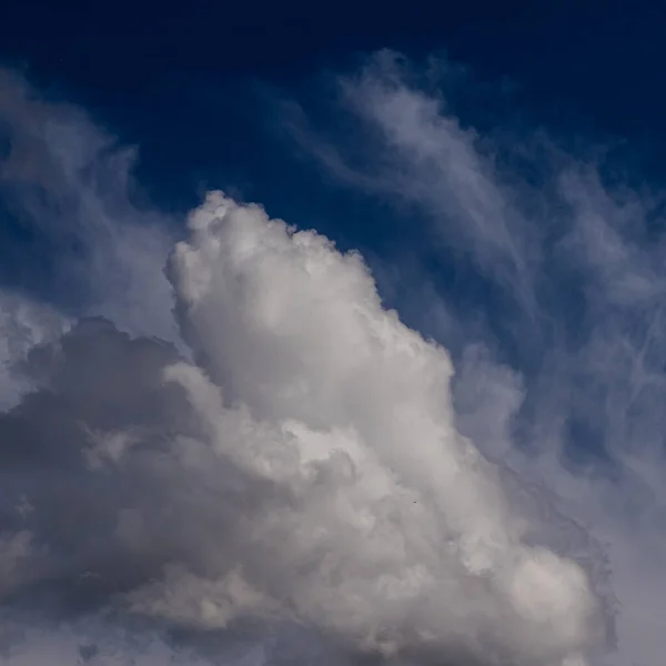 蓝天背景和蓬松的云彩 — 图库照片