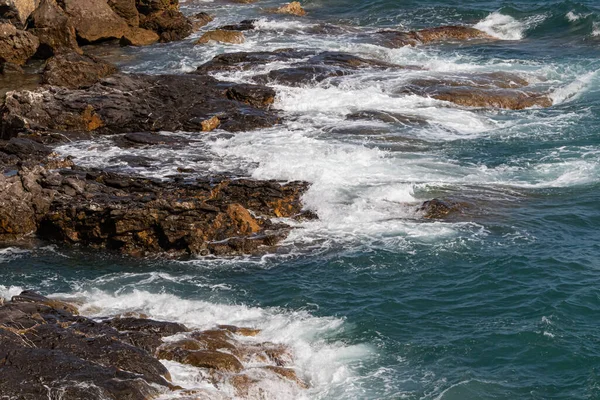 Kuzey İtalya kaya kıyıları, kıyı şeridi, güneşli gün, mavi deniz
