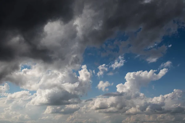 蓝天中的灰白色的云 — 图库照片