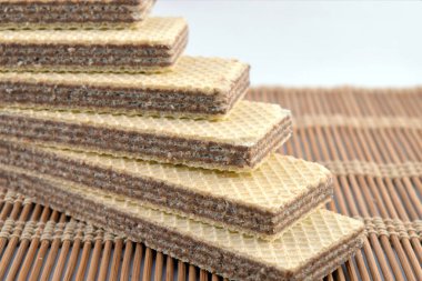 Çikolatalı waffle adım şeklinde.