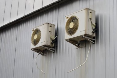 Metal bir duvarda iki klima.