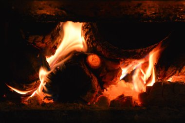 Yanan bir ağacın sıcak alevi. Fırında yanan kütükler.