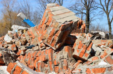 Depremden sonra yıkılan tuğla duvar blokları.