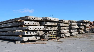 Eski güçlendirilmiş beton döşemeler için depo..