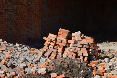 İnşaat alanında bir yığın eski tuğla..