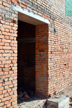 Tuğla duvardaki kapı..