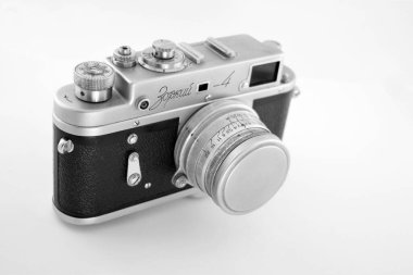 MIRGOROD, UKRAINE - 17 Mart 2020 - Film retro kamera Zorki 4. Rusça yazıt- Zorki 4.