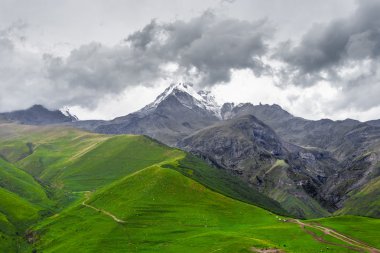 Kafkas Dağları'nda Trekking (Gürcistan) - Kaz Dağı manzarası