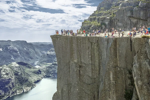 Vandring i norska fjordar-vy över Preikestolen (alias pulpet — Stockfoto