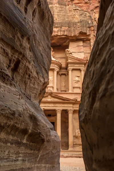Senderismo por el cañón en la antigua ciudad de Petra (Jordania ) — Foto de Stock