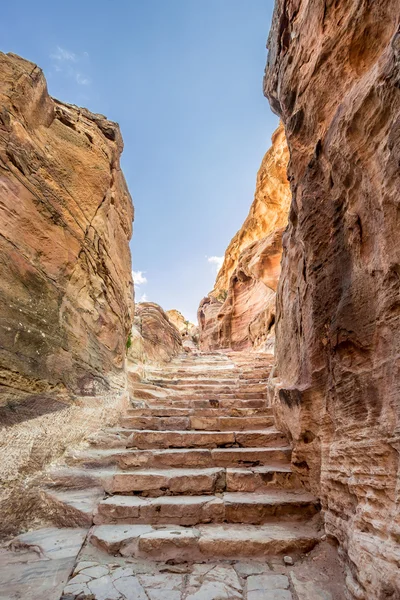 Steg som leder till AD Deir (aka klostret eller El Deir) i a — Stockfoto