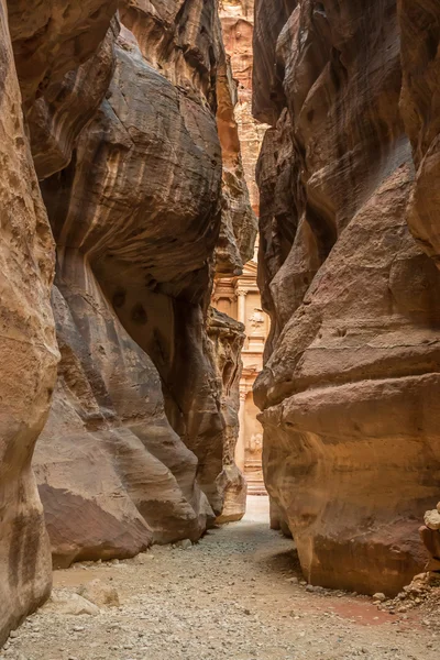 Senderismo por el cañón en la antigua ciudad de Petra (Jordania ) — Foto de Stock