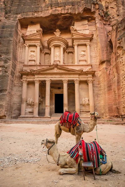 Främre närbild av den berömda Al-Khazneh (aka Treasury) med — Stockfoto