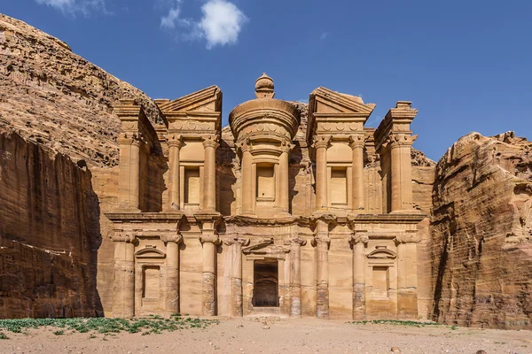 Vista frontal de Ad Deir (aka O Mosteiro ou El Deir) no anci — Fotografia de Stock