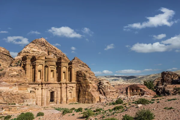Vista lateral de Ad Deir (también conocido como El Monasterio o El Deir) en el antiguo — Foto de Stock