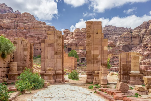 Gebogen Gate in de oude stad Petra (Jordanië) — Stockfoto