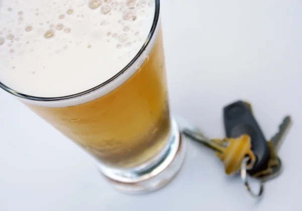 Keys and glass of beer — Stock Photo, Image