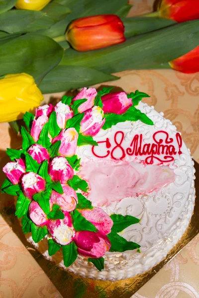 3 月 8 日チューリップとの美しいケーキ — ストック写真