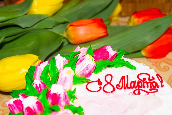 3 月 8 日チューリップとの美しいケーキ — ストック写真