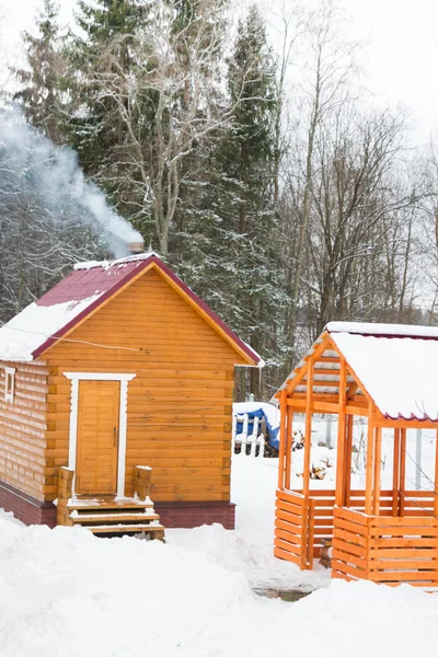Holzbad mit Pavillon außerhalb der Stadt im Winter — Stockfoto