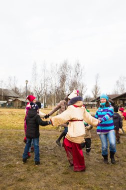 İnsanlar Shrovetide festivalde dans ve eğlence
