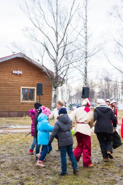 İnsanlar Shrovetide festivalde dans ve eğlence