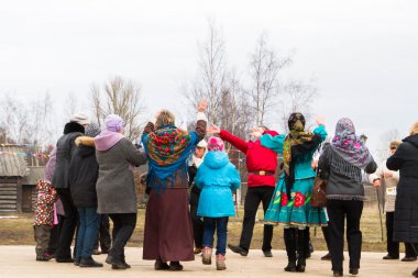 İnsanlar Shrovetide festivalde dans ve eğlence