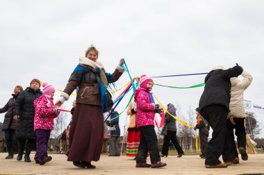 İnsanlar Shrovetide festivalde dans ve eğlence
