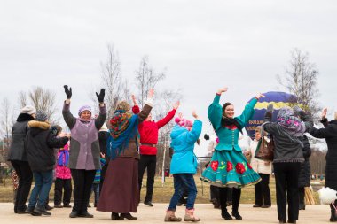 İnsanlar Shrovetide festivalde dans ve eğlence