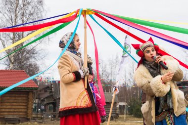 İnsanlar Shrovetide festivalde dans ve eğlence