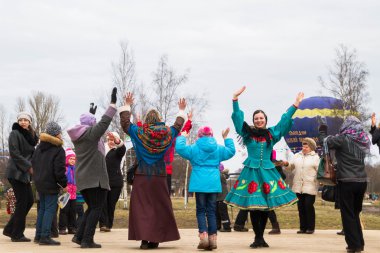 İnsanlar Shrovetide festivalde dans ve eğlence