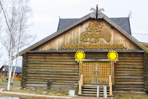 Деревянные здания в русской деревне — стоковое фото