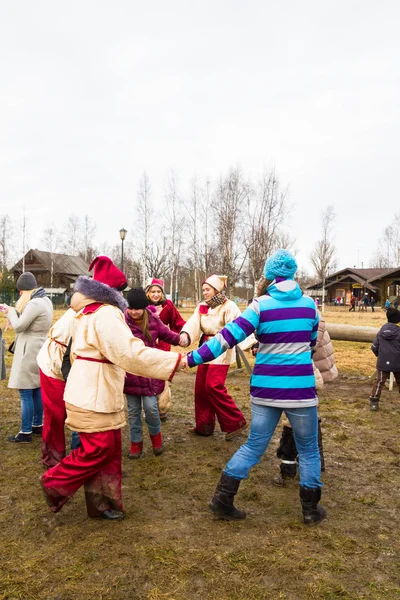 La danse et les gens amusants au festival de Shrovetide — Photo