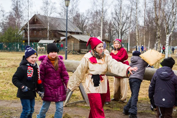 La danse et les gens amusants au festival de Shrovetide — Photo