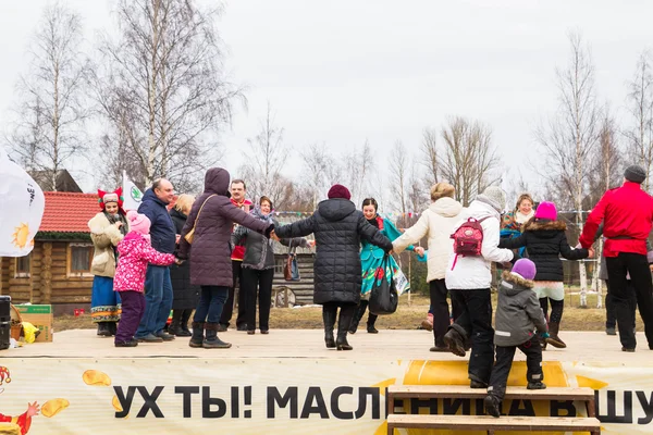 La danse et les gens amusants au festival de Shrovetide — Photo