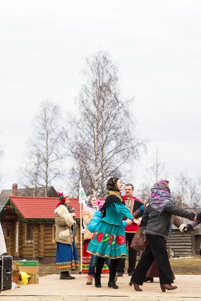 The dance and the fun people at the festival of Shrovetide — Stock Photo, Image